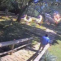 Video: Pilotu izvelk no nokritušas lidmašīnas pirms to aprij liesmas