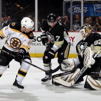 'Bruins' NHL pusfinālā izcīna graujošu uzvaru pār 'Penguins'