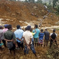 Glābēji meklē pēc apjomīga zemes nogruvuma Šrilankā izdzīvojušos