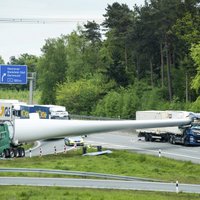 Foto: Fūres šoferis uz autostrādes ieskrien vēja turbīnas lāpstiņā