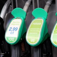 Degvielas cenas sasniedz zemāko līmeni četru gadu laikā