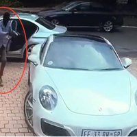 Video: 'Porsche' īpašnieka zibenīgā reakcija paglābj viņu no bruņotas laupīšanas Āfrikā