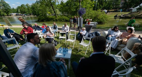 Foto: Cēsīs otro dienu ļaudis pulcējas sarunu festivālā 'Lampa'