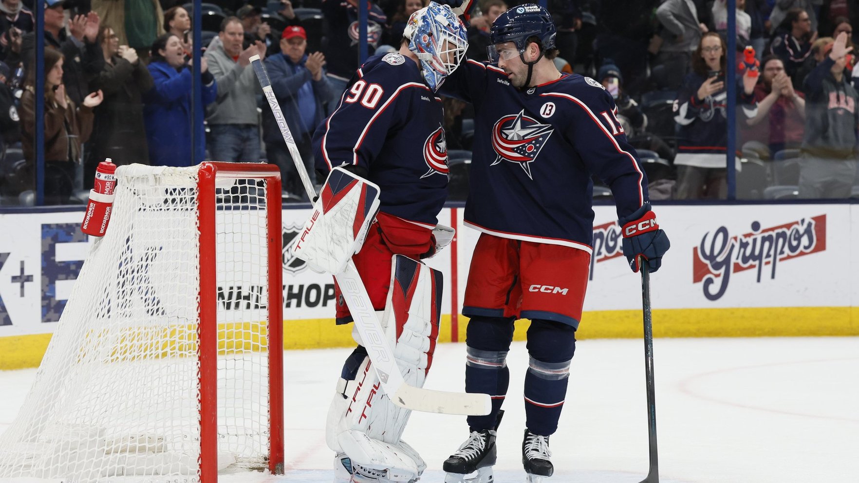 Merzļikins kļūst par spēles otro zvaigzni "Blue Jackets" uzvarā, Bļugeram vēsturiska atspēlēšanās
