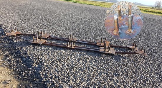 ФОТО: На шоссе в Терветской волости кто-то поставил металлические шипы