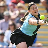 Ostapenko un Kičenoka Īstbornas dubultspēļu turnīrā sasniedz pusfinālu