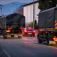‘Covid-19': Itālijā mirušos pārved ar armijas kravas mašīnām