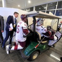Latvijas un Norvēģijas hokejistus pēc spēles evakuē no arēnas