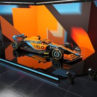 Foto: 'Aston Martin' un 'McLaren' prezentē savas jaunās F-1 mašīnas
