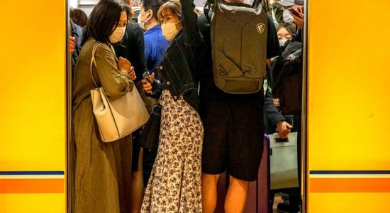 Sievietes metro kā mīnu laukā: Kā darbojas 'Chikan' seksuālie varmākas Austrumāzijā