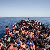Simtiem bēgļu izglābti pēc laivas apgāšanās Vidusjūrā un nogādāti Itālijā