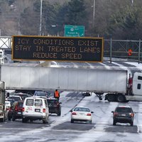 Sniega vētra paralizē ASV dienvidus; cilvēki nakšņo skolās un automašīnās