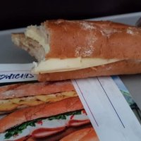Ожидание и реальность: читатель возмущен тем, какой бутерброд ему продали в самолете