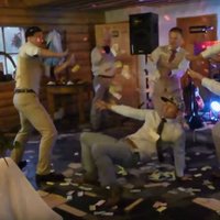 Interneta hits: Kā igaunis jauno sieviņu kāzās iepriecināja