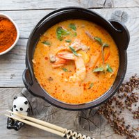 Eksotiskā un asā Tom Yum zupa ar kokosriekstu pienu mājas gaumē