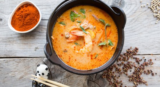 Eksotiskā un asā Tom Yum zupa ar kokosriekstu pienu mājas gaumē