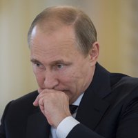Putina pārstāvis aicina 'apklust' žurnālistus, kas baumo par prezidenta saslimšanu ar vēzi