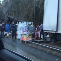 ФОТО: Тяжелая авария в округе Салдуса – перевернулся грузовик