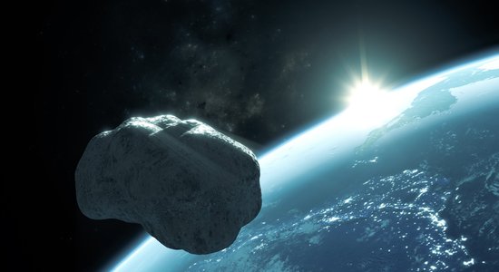 Сбитый НАСА с орбиты астероид начал крошиться на части