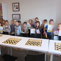Воспитанники центра интеллектуального развития "Domātprieks" успешно стартуют на турнире и получают призы от "LEGO"