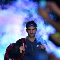 Federers uzveic tautieti Vavrinku un sezonas turnīra noslēguma finālā tiksies ar Džokoviču