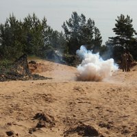 "Ударная волна почти снесла с ног". Противотанковый снаряд в Адажи взорвался в 150 метрах от жилых домов