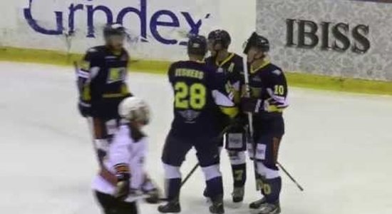 Video: Latvijas hokeja veterāns Macijevskis gūst 'hat trick'