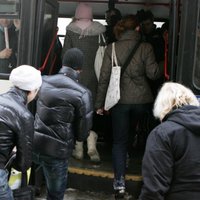 Rīgas satiksme призвала пассажиров общественного транспорта не толкаться у входа