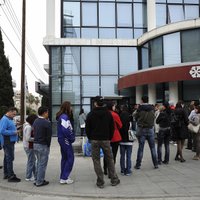 Kipras bankas pirms atvēršanas stingri apsargā