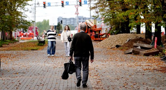 Tautiešiem grūti iet ar uzsmaidīšanu citam, secināts aptaujā