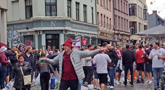 Video, foto: 'Hearts' fani Vecrīgā iesildās Konferences līgas spēlei pret RFS