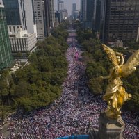 Tūkstošiem cilvēku Mehiko atbalsta demokrātiju