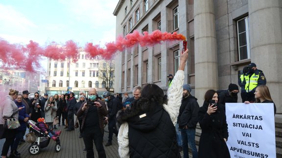 Piketē pret ārkārtas situācijas ieviešanu - 9