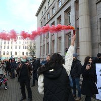 ФОТО: Возле здания Кабинета министров прошел пикет против введения в Латвии ЧС