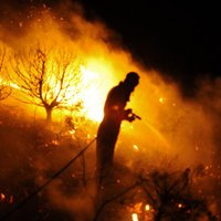 Kamēr Spānijā plosās savvaļas ugunsgrēki, ugunsdzēsēji piesaka streiku