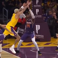 Video: 'Lakers' basketbolists iemet kuriozu metienu pēc noteikumu pārkāpuma