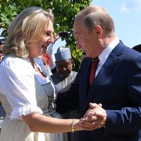 Austrijas eksministre, kas dejoja ar Putinu, īrē vasaras māju Krievijas laukos