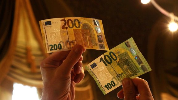 Apgrozībā nonāks jaunās 100 eiro un 200 eiro banknotes  - 1