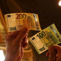 Dzērājšoferis pārkāpj noteikumus un piedāvā policistiem 200 eiro kukuli