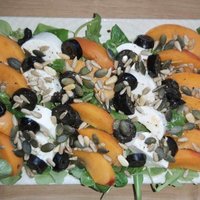 Vasarīgie kazas siera salāti ar rukolu un aprikozēm