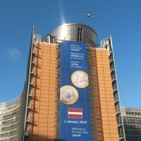 Eiro ieviešana – Brisele Latviju sveic ar gigantisku plakātu