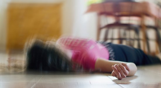 Priekšmetus mutē bāzt nevajag! Kā lēkmes laikā palīdzēt epilepsijas slimniekam