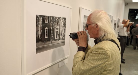 Foto: Prezidents Bērziņš atklāj izstādi par prezidentu Kenediju