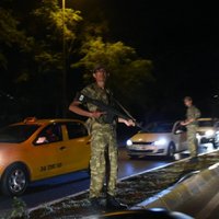 Ankarā sprādzienos policijas, televīzijas un parlamentā ēkās vismaz 17 bojāgājušie