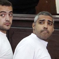 Ēģiptes tiesa vēlreiz atliek sprieduma nolasīšanu 'Al Jazeera' žurnālistu lietā