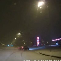 Video: Autovadītājs uz sniegotas ielas netrāpa pagriezienā