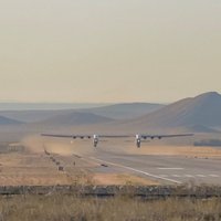 Самый большой самолет в мире совершил первый полет над пустыней в Калифорнии
