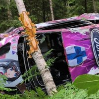 Foto: Cēsu apkārtnē treniņos pirms WRC posma iespaidīgi avarē Taivānas pilote