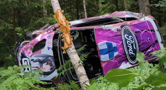 Foto: Cēsu apkārtnē treniņos pirms WRC posma iespaidīgi avarē Taivānas pilote