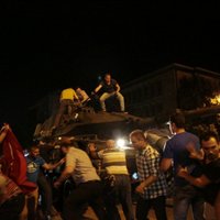 Foto: Tanki un cilvēku pūļi Turcijā